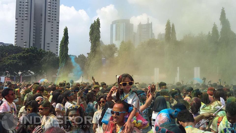 Kehebohan warga Jakarta, tua, muda dan anak-anak saat event Color Run 2016. Copyright: © Farah Hanifati/INDOSPORT
